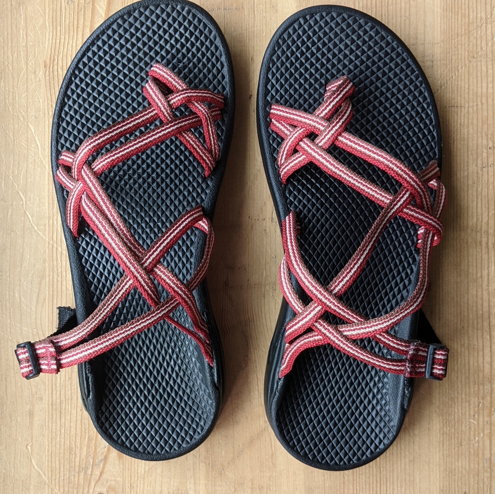 Chaco Zong Women's 7 black and red